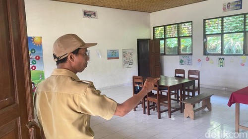 Kepala SDN 6 Bhuana Giri saat menunjukkan suasana di ruang Kelas I yang kosong karena tidak dapat siswa tahun ini, Senin (21/7/2025). (I Wayan Selamat Juniasa)