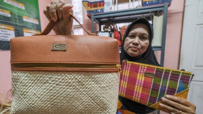 Perajin menyelesaikan pembuatan keranjang anyaman di rumah industri kreatif Ariestha, Kendari, Sulawesi Tenggara, Sabtu (19/7/2025). Produk kerajinan anyaman berbahan rotan, bambu dan pandan tersebut telah dipasarkan ke Singapura dan Malaysia dengan harga mulai dari Rp25 ribu sampai Rp1 juta tergantung jenis produknya seperti tas, dompet, keranjang, sendal serta kipas. ANTARA FOTO/Andry Denisah/bar