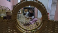 Perajin menyelesaikan pembuatan keranjang anyaman di rumah industri kreatif Ariestha, Kendari, Sulawesi Tenggara. Foto: ANTARA FOTO/Andry Denisah