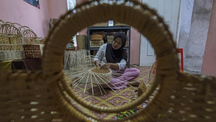 Kerajinan Anyaman Kendari Tembus Pasar Internasional Perajin menyelesaikan pembuatan keranjang anyaman di rumah industri kreatif Ariestha, Kendari, Sulawesi Tenggara, Sabtu (19/7/2025). Produk kerajinan anyaman berbahan rotan, bambu dan pandan tersebut telah dipasarkan ke Singapura dan Malaysia dengan harga mulai dari Rp25 ribu sampai Rp1 juta tergantung jenis produknya seperti tas, dompet, keranjang, sendal serta kipas. ANTARA FOTO/Andry Denisah/bar