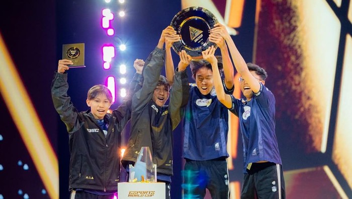 Evos berhasil menjadi juara Esports World Cup: Free Fire 2025. Ini menjadi gelar juara dunia yang kedua, setelah sebelumnya mereka raih pada 2019 di kompetisi FFWC.