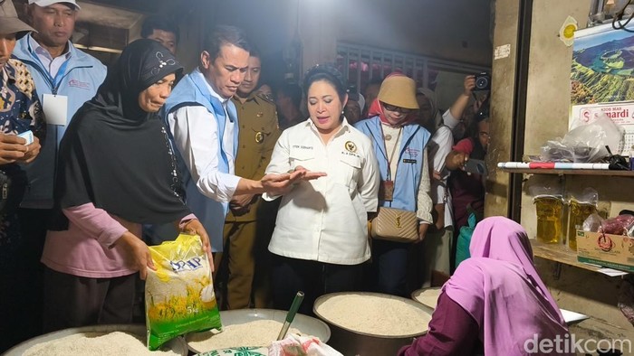 Ketua Komisi IV DPR RI Titiek Soeharto dan Menteri Pertanian Andi Amran Sulaiman, saat mengecek beras di Pasar Kartasura, Sukoharjo, Senin (21/7/2025).