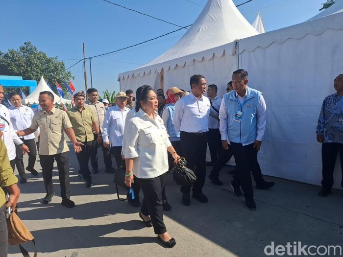 Ketua Komisi IV DPR RI, Titiek Soeharto serta beberapa menteri tiba di lokasi peluncuran Koperasi Desa Merah Putih di Desa Bentangan, Wonosari, Klaten, Senin (21/7/2025).