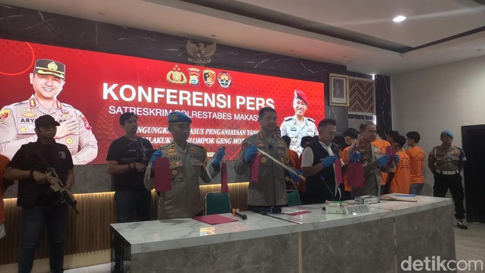 Kapolrestabes Makassar Kombes Arya saat merilis kasus penyerangan geng motor kepada warga di tiga kecamatan di Kota Makassar, Sulawesi Selatan (Sulsel).
