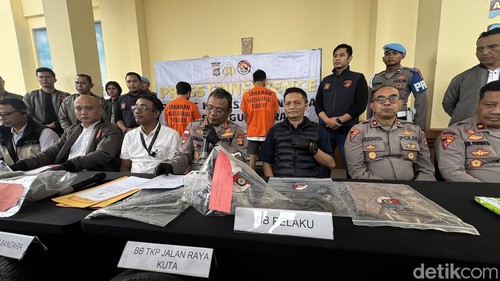 Konferensi pers kasus pencurian ban mobil di Bandara I Gusti Ngurah Rai, Bali, yang viral di media sosial, Senin (21/7/2025).