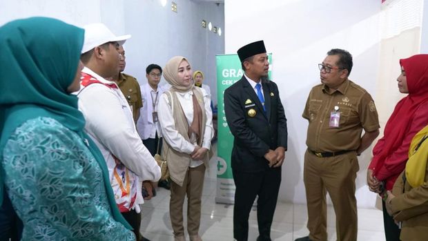 Didampingi Bupati Takalar, Wakil Bupati Takalar, Forkopimda Takalar dan Sekda Takalar, Gubernur Sulsel melihat secara langsung kantor Kopdes Merah Putih Aeng Batu-batu dan juga mengunjungi gerai yang ada.
