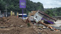 Banyak rumah, jalan, serta kendaraan rusak parah, dan listrik padam di sejumlah wilayah terdampak. (REUTERS/Kim Hong-Ji)  