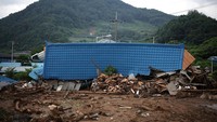 Hingga Minggu (20/7), total korban jiwa di seluruh Korea Selatan mencapai 17 orang dan 11 lainnya masih hilang akibat bencana serupa. (REUTERS/Kim Hong-Ji)  
