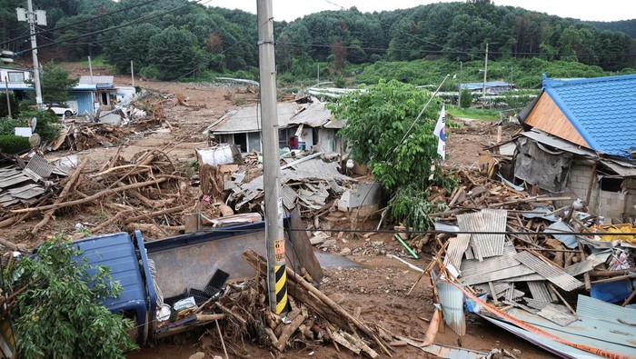 Kota di Korsel Porak-poranda Diterjang Banjir dan Longsor A view of the damage in the aftermath of torrential rain, in Gapyeong, South Korea July 21, 2025. REUTERS/Kim Hong-Ji