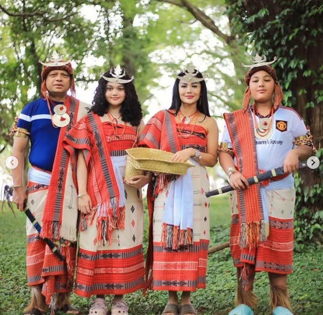 Dalam foto-foto yang diunggah, Krisdayanti dan keluarga tampil serasi mengenakan pakaian adat Timor Leste yang didominasi warna merah, lengkap dengan aksesori tradisional. Foto: Instagram/@krisdayantilemos