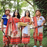 Dalam foto-foto yang diunggah, Krisdayanti dan keluarga tampil serasi mengenakan pakaian adat Timor Leste yang didominasi warna merah, lengkap dengan aksesori tradisional. Foto: Instagram/@krisdayantilemos