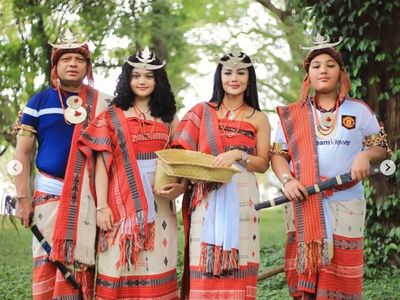 8 Foto Krisdayanti & Keluarga Liburan ke Timor Leste, Kompak Pakai Baju Adat