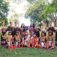 Mereka mengenakan tais, kain tenun khas Timor Leste yang digunakan dalam upacara adat. KD dan keluarganya juga tampak berpose bersama masyarakat di sana. Foto: Instagram/@krisdayantilemos
