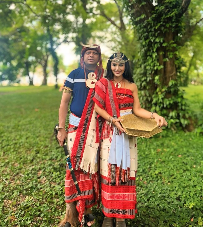 Tidak hanya memakai kain tradisional, Krisdayanti dan keluarga juga melengkapi penampilan dengan aksesori khas, seperti mahkota logam, kalung besar, serta pedang upacara yang dikenakan para pria. Foto: Instagram/@krisdayantilemos