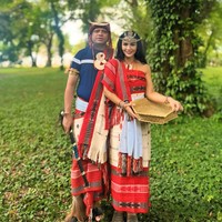 Tidak hanya memakai kain tradisional, Krisdayanti dan keluarga juga melengkapi penampilan dengan aksesori khas, seperti mahkota logam, kalung besar, serta pedang upacara yang dikenakan para pria. Foto: Instagram/@krisdayantilemos