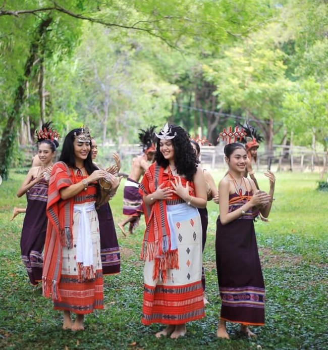 Krisdayanti dan putrinya, Amora, tampak ikut menari bersama para wanita lokal dengan balutan kain adat berwarna gelap. Foto: Instagram/@krisdayantilemos