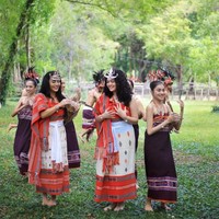 Krisdayanti dan putrinya, Amora, tampak ikut menari bersama para wanita lokal dengan balutan kain adat berwarna gelap. Foto: Instagram/@krisdayantilemos