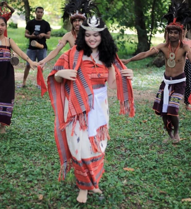 Kini sudah semakin besar, penampilan Amora juga tak kalah mencuri atensi. Banyak yang menyebut penampilan Amora terlihat ayu dan anggun. Foto: Instagram/@krisdayantilemos