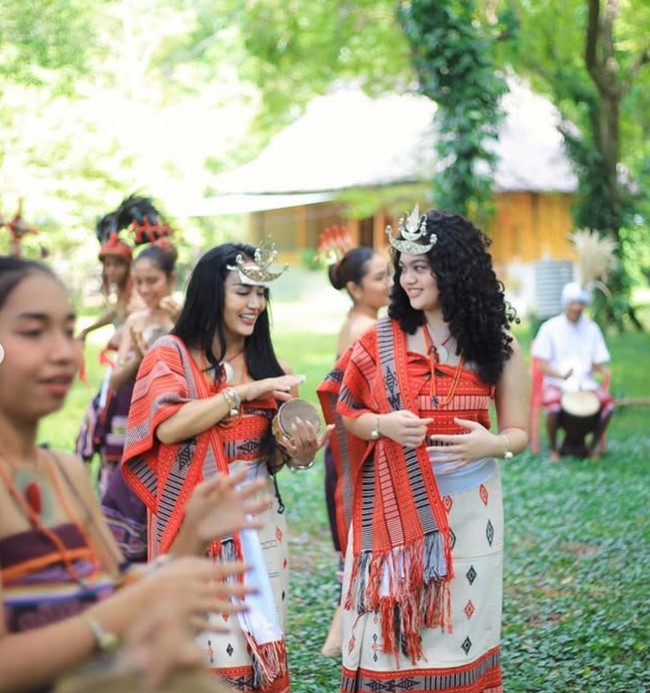 Berbaur dengan warga lokal di sana, KD dan Amora tampak begitu menikmati momen tersebut. Keduanya menari mengikuti irama lagu. Foto: Instagram/@krisdayantilemos