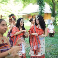 Berbaur dengan warga lokal di sana, KD dan Amora tampak begitu menikmati momen tersebut. Keduanya menari mengikuti irama lagu. Foto: Instagram/@krisdayantilemos