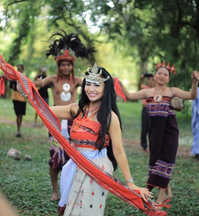 Lewat keterangan unggahan Instagram-nya, Krisdayanti menyapa para pengikut dengan sapaan Bom dia yang berarti selamat pagi dalam bahasa Portugis, bahasa resmi Timor Leste. Foto: Instagram/@krisdayantilemos