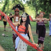 Lewat keterangan unggahan Instagram-nya, Krisdayanti menyapa para pengikut dengan sapaan Bom dia yang berarti selamat pagi dalam bahasa Portugis, bahasa resmi Timor Leste. Foto: Instagram/@krisdayantilemos