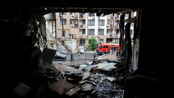 Serangan udara kembali mengguncang ibu kota Ukraina, Kyiv, pada Senin (21/7/2025), ketika Rusia meluncurkan rentetan pesawat nirawak (drone) dan rudal ke wilayah permukiman. Ledakan-ledakan terdengar di berbagai penjuru kota, memaksa warga sipil berlindung ke tempat parkir bawah tanah yang dijadikan tempat perlindungan darurat. REUTERS/Valentyn Ogirenko