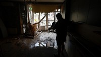 Suasana mencekam terasa di sudut-sudut kota saat alarm serangan udara berbunyi. Serangan udara kembali mengguncang ibu kota Ukraina, Kyiv, ketika Rusia meluncurkan rentetan pesawat nirawak (drone) dan rudal ke wilayah permukiman. REUTERS/Valentyn Ogirenko