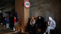 Ledakan-ledakan terdengar di berbagai penjuru kota, memaksa warga sipil berlindung ke tempat parkir bawah tanah yang dijadikan tempat perlindungan darurat. REUTERS/Valentyn Ogirenko