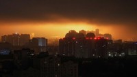 Langit Kyiv tampak menyala usai sebuah drone meledak di udara saat serangan Rusia menghantam kota itu. REUTERS/Gleb Garanich