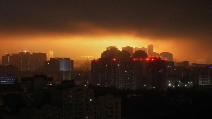 Ledakan Mengguncang Kyiv Saat Rusia Lancarkan Serangan Drone Serangan udara Rusia mengguncang Kyiv. Ledakan drone di langit memperlihatkan intensitas serangan terhadap Ukraina.