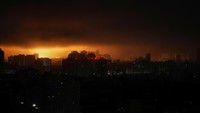Langit malam Kyiv memerah oleh ledakan drone saat Rusia meluncurkan serangan udara ke ibu kota Ukraina. REUTERS/Gleb Garanich