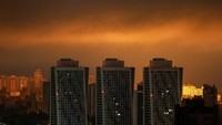 Ledakan drone menerangi langit Kyiv saat serangan udara Rusia menghantam ibu kota Ukraina, Minggu (21/7/2025). REUTERS/Gleb Garanich