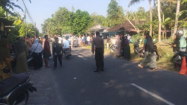 Lokasi kejadian mobil menabrak sembilan motor parkir di pinggir Jalan Sanden, Murtigading, Sanden, Bantul, Senin (21/7/2025).