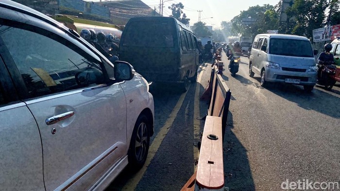 Situasi wilayah Bandung Timur yang diselimuti kemacetan pada Senin (21/7/2025).
