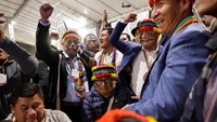 Para pemimpin adat Amazon merayakan terpilihnya Marlon Vargas, seorang pemimpin Achuar, sebagai presiden baru CONAIE (Konfederasi Masyarakat Adat Ekuador) dalam sebuah pertemuan nasional di Quito, Ekuador, Minggu (20/7). REUTERS/Karen Toro