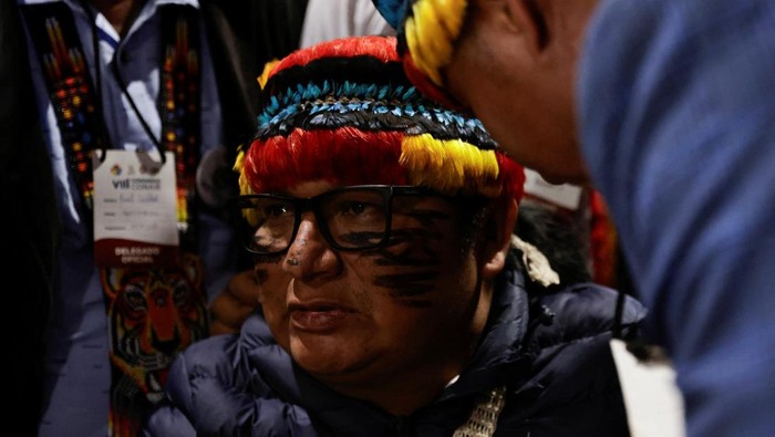 Marlon Vargas Pimpin CONAIE, Harapan Baru dari Hutan Amazon Suasana penuh semangat mewarnai Majelis Nasional CONAIE (Konfederasi Masyarakat Adat Ekuador) yang digelar di Quito, Ekuador, pada Sabtu (20/7/2025). Dalam pertemuan akbar tersebut, Marlon Vargas, seorang pemimpin adat dari suku Achuar di wilayah Amazon, resmi terpilih sebagai Presiden baru CONAIE. REUTERS/Karen Toro