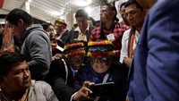 Pemilihan ini juga menandai babak baru dalam dinamika perjuangan masyarakat adat di Ekuador, di tengah tekanan pembangunan, konflik lahan, dan perubahan iklim yang semakin terasa dampaknya. Dalam pidato perdananya, Vargas menyerukan persatuan lintas suku serta perlindungan terhadap wilayah adat dan lingkungan hidup. REUTERS/Karen Toro