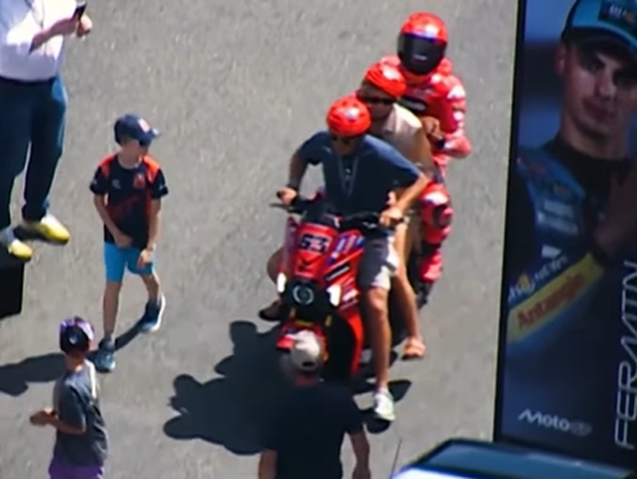 Marquez bonceng tiga bareng orang tua Bagnaia