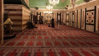 Arsitektur Masjid Al Ibrahimi mengundang kekaguman para ahli bangunan hingga hari ini. Dinding luarnya terbuat dari balok-balok batu raksasa, beberapa di antaranya mencapai panjang 7,5 meter dan tinggi 1,4 meter. Batu-batu ini dipahat sangat halus dengan bingkai 10 cm di sekelilingnya, hal ini menandakan teknik pengerjaan yang sangat presisi. Struktur asli bangunan adalah persegi panjang tanpa atap setinggi 16 meter, berukuran 59,28 meter x 33,97 meter, dan menghadap ke arah tenggara. Dindingnya sangat tebal, sekitar 2,68 meter, dan terdiri dari dua bagian: bagian bawah menggunakan batu besar polos, sedangkan bagian atas dipenuhi 48 kolom persegi (pilaster) yang memperkuat struktur sekaligus memberikan nilai estetika yang menonjol. Foto: Getty Images/DZarzycka