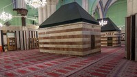 Di komplek masjid Al Ibrahimi diyakini terdapat makam Nabi Ibrahim AS, istrinya Siti Sarah, anaknya Nabi Ishaq AS, cucunya Nabi Yaqub AS, serta istri-istri mereka: Ribka (istri Nabi Ishaq) dan Lea (istri Nabi Yaqub). Foto: Getty Images/DZarzycka
