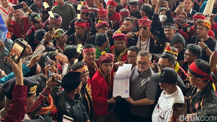 Massa sampaikan orasi penolakan program transmigrasi di DPRD Kalbar.