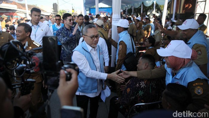 Menko Pangan Zulkifli Hasan bersama Gubernur Jawa Tengah M. Lutfi hadir saat acara peluncuran Koperasi Desa/Kelurahan Merah Putih di Desa Bentangan, Kecamatan Wonosari, Klaten, Senin (21/7/2025). Acara ini menjadi bagian dari peluncuran nasional 80.000 koperasi desa oleh Presiden Prabowo Subianto.