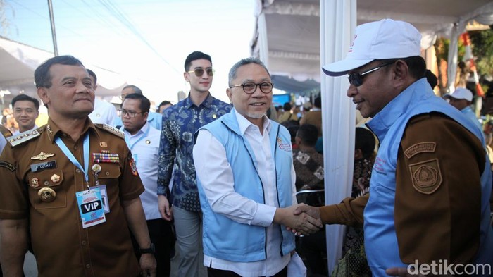 Menko Pangan Zulkifli Hasan Siap Resmikan Koperasi Merah Putih di Klaten Menko Pangan Zulkifli Hasan bersama Gubernur Jawa Tengah M. Lutfi hadir saat acara peluncuran Koperasi Desa/Kelurahan Merah Putih di Desa Bentangan, Kecamatan Wonosari, Klaten, Senin (21/7/2025). Acara ini menjadi bagian dari peluncuran nasional 80.000 koperasi desa oleh Presiden Prabowo Subianto.