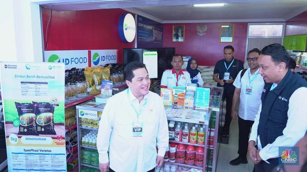 Menteri BUMN, Erick Thohir meninjau tenant di Koperasi Desa Merah Putih, Desa Bentangan, Klaten, Jawa Tengah, Senin, (21/7/2025). (CNBC Indonesia/Muhammad Sabki)
