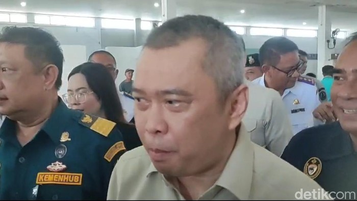 Menteri Perhubungan (Menhub) Dudy Purwagandhi saat meninjau korban kebakaran KM Barcelona.