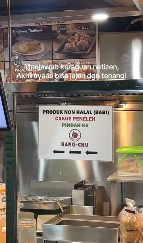 Gerai Cakue Peneleh memisahkan menu halal dan nonhalal di gerai berbeda.