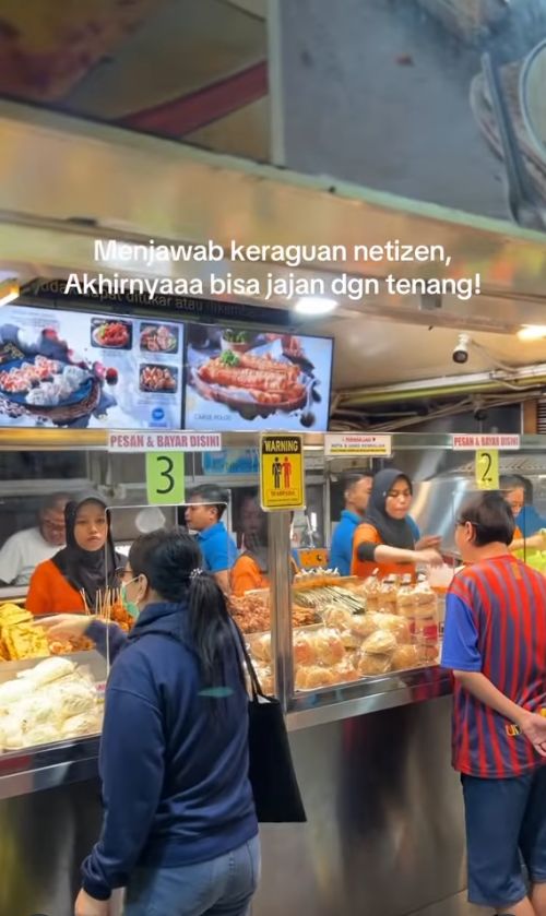 Gerai Cakue Peneleh memisahkan menu halal dan nonhalal di gerai berbeda.