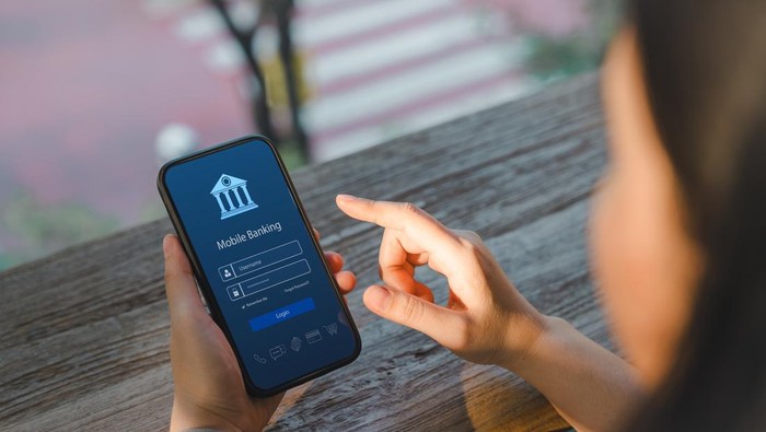 Menyimpan Uang Terlalu Banyak di Rekening, Bijak atau Justru Berbahaya?