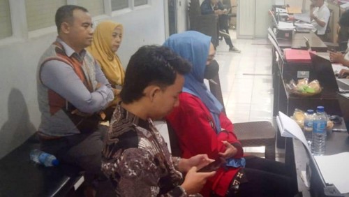 Misri Puspita Sari, salah satu tersangka pembunuhan Brigadir Muhammad Nurhadi didampingi kuasa hukumnya saat diperiksa penyidik Ditreskrimum Polda NTB, Senin (14/7/2025). (Dok Yan Mangandar)